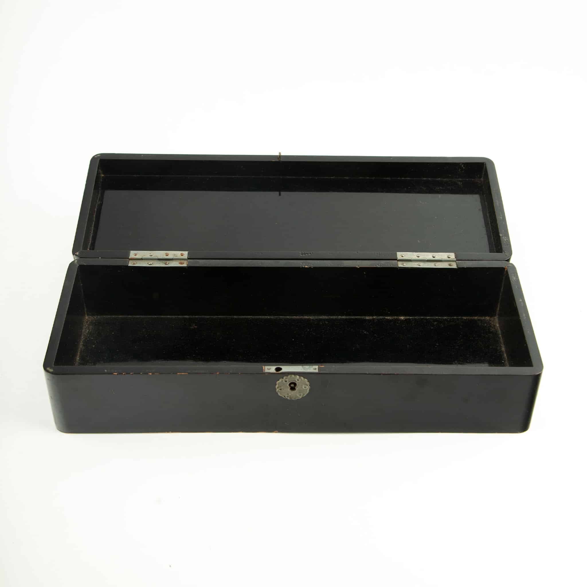 Chris Cutler BOX(日本盤、完品) Late 19th Century Japanese Lacquer Box with Coral Design | Creel